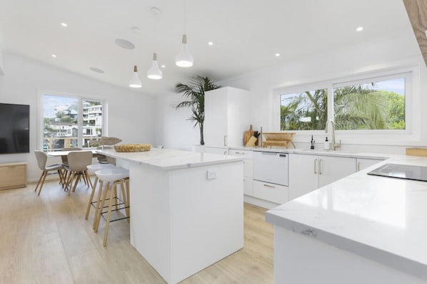 Réfrigérateur, four à micro-ondes, un four, surface de cuisson