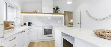 ثلاجة، ميكروويف، فرن، موقد طهي مسطح