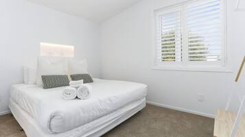 4 bedrooms, desk, iron/ironing board, WiFi