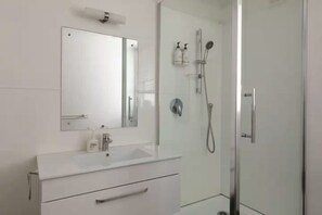 Sèche-cheveux, savon, shampoing, papier toilette