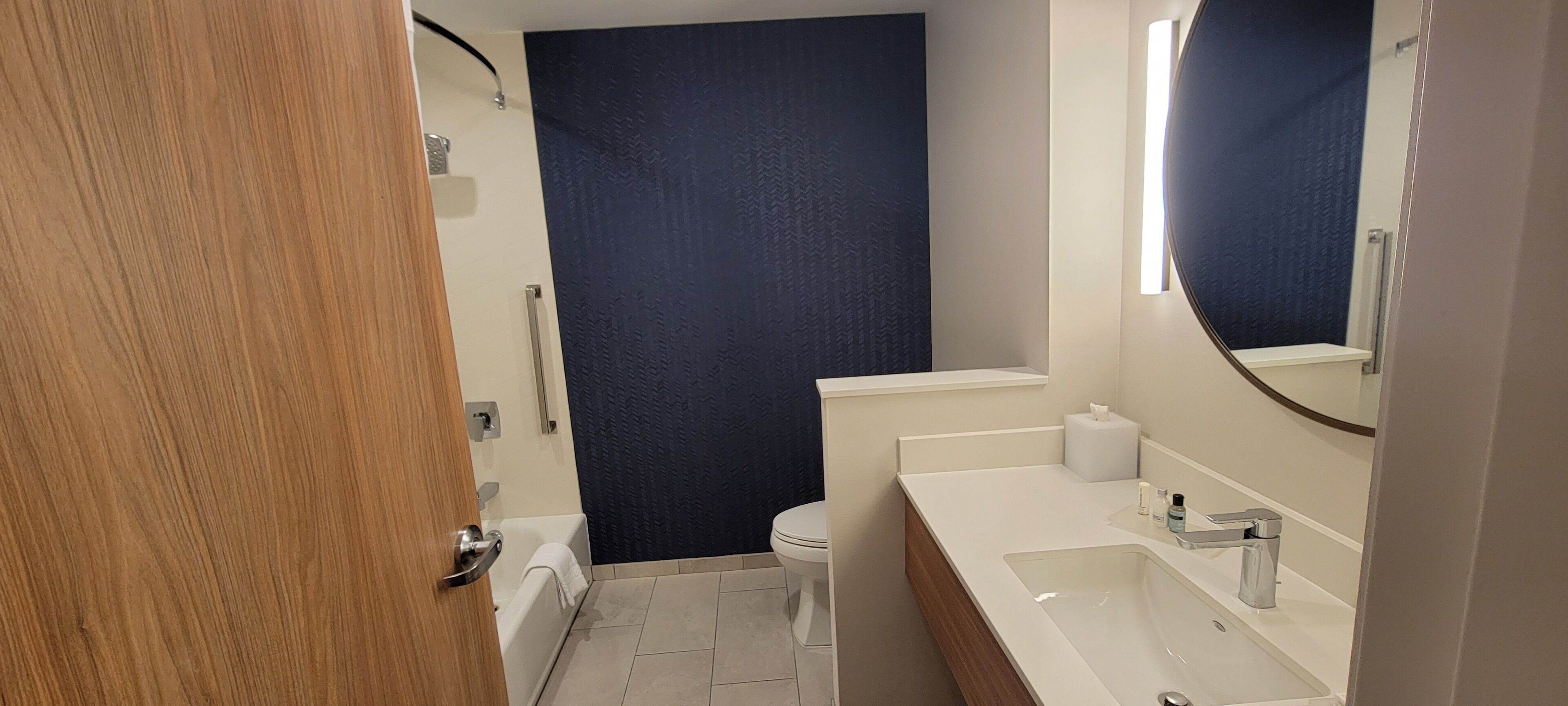 Ein modernes Badezimmer mit Badewanne, Toilette und Waschbecken.