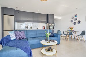 Executive appartement, 2 slaapkamers, uitzicht op zee | Woonruimte | Een smart-tv en streamingdiensten