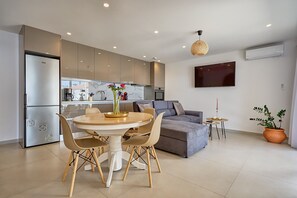 Apartamento Premier, 2 habitaciones, vistas al mar | Zona de estar | Una Smart TV, servicios de streaming