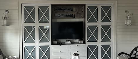 Una televisión, un reproductor de DVD