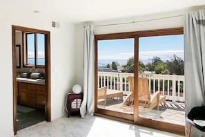 Smart TV, fireplace, books, offices - Malibu Ocean Villa with King • Hot Tub • Beach • BBQ (Malibu)
