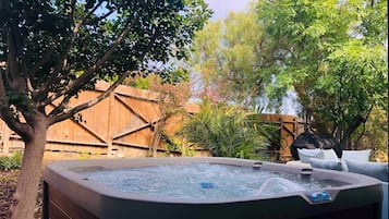 Bañera de hidromasaje al aire libre