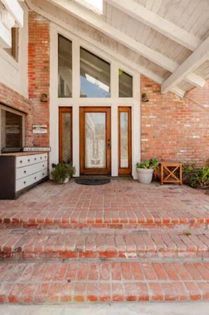 Exterior detail - Malibu Ocean Villa with King • Hot Tub • Beach • BBQ (Malibu)