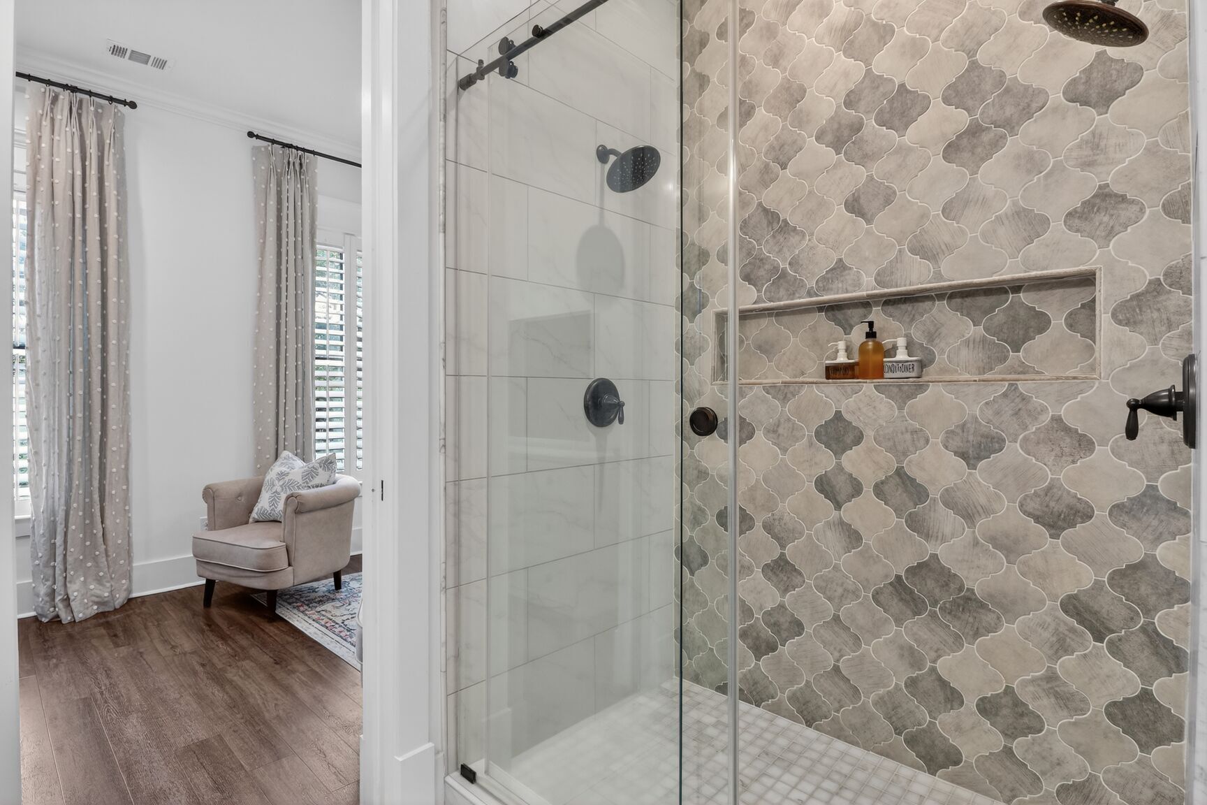 Combined shower/tub, hair dryer, bidet, towels