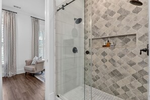 Duschwanne, Haartrockner, Bidet, Handtücher