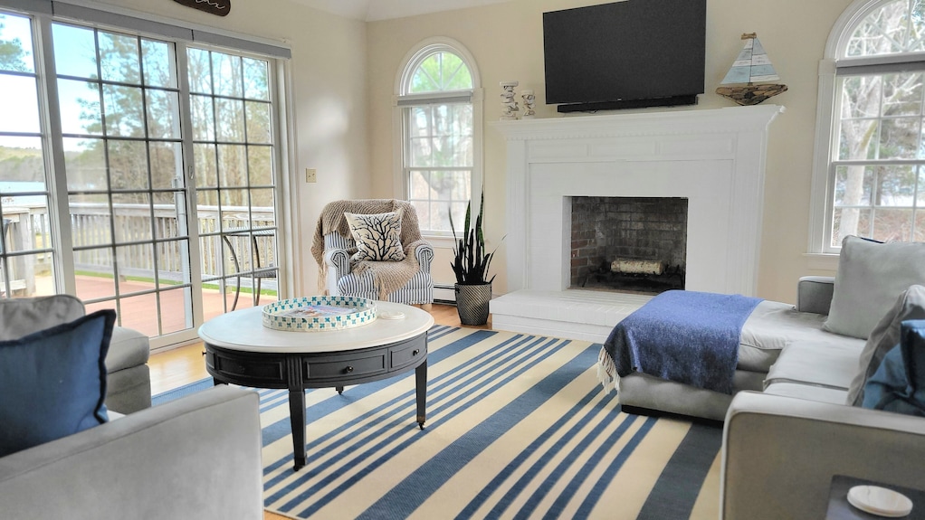 Beautiful Serene Lakefront Home In Sandwich, Cape Cod - Sandwich, MA