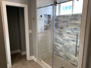 Ensemble douche/baignoire, sèche-cheveux, serviettes fournies, savon