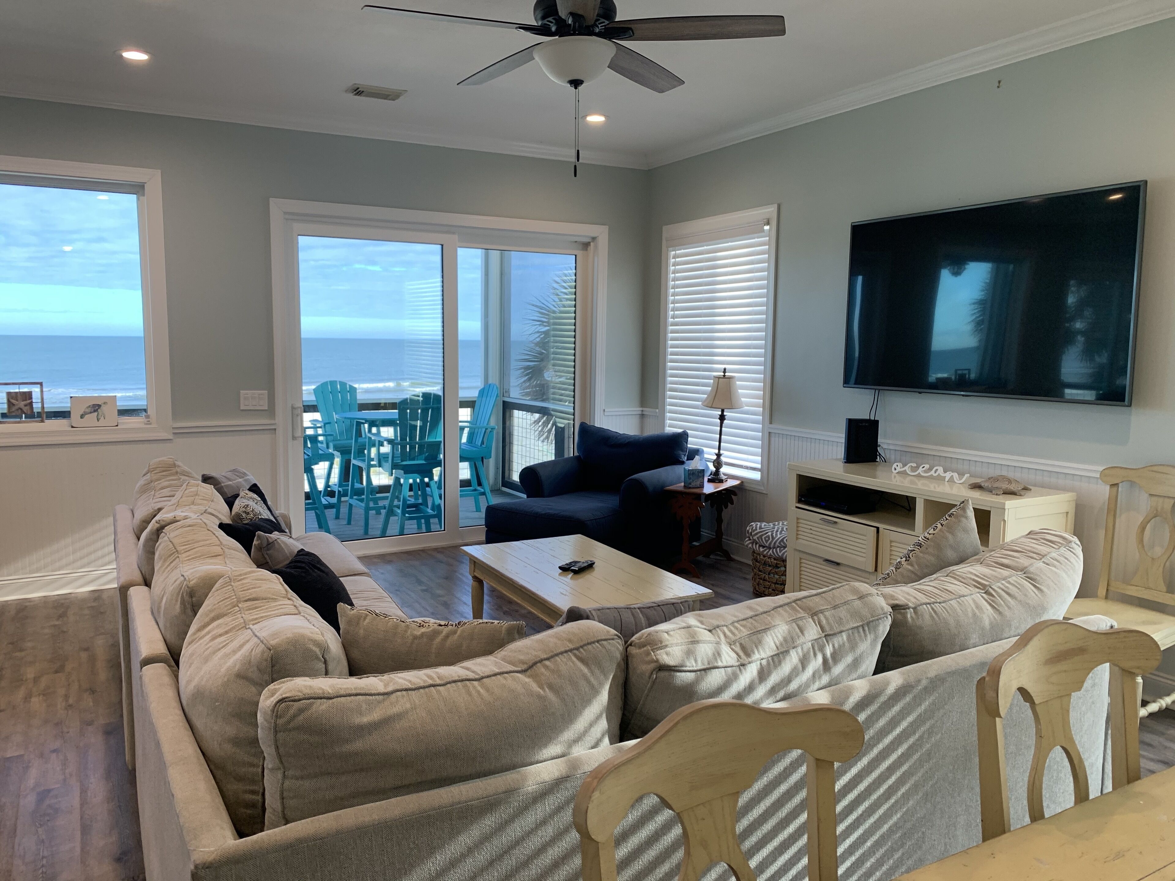 Smart TV, reproductor de DVD, futbolito y videoteca 