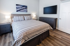 2 chambres, coffres-forts dans les chambres, fer et planche à repasser