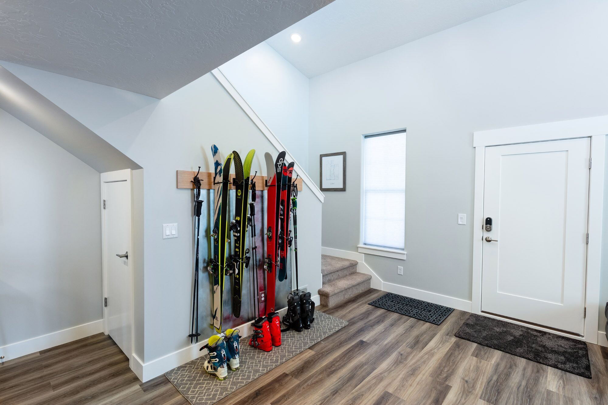 Un interno moderno con un porta sci, una porta e una finestra.