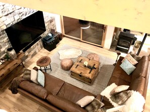 Smart TV, chimenea, videojuegos y estéreo 