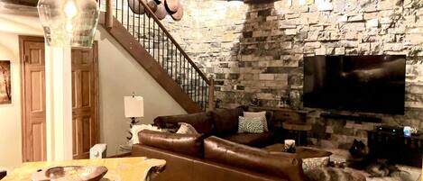 Smart TV, chimenea, videojuegos y estéreo