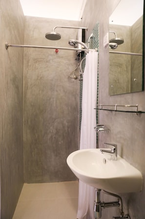 Bathroom - City Beds The Regent (Colombo)