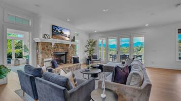 TV connectée, cheminée, jeux vidéo, baby-foot