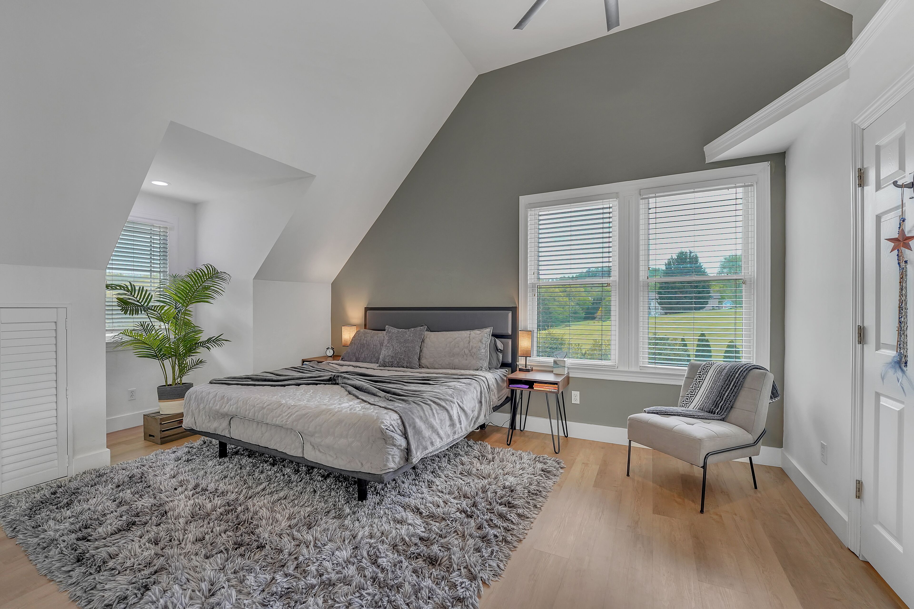 6 slaapkamers, een bureau, een strijkplank/strijkijzer, reisbedje