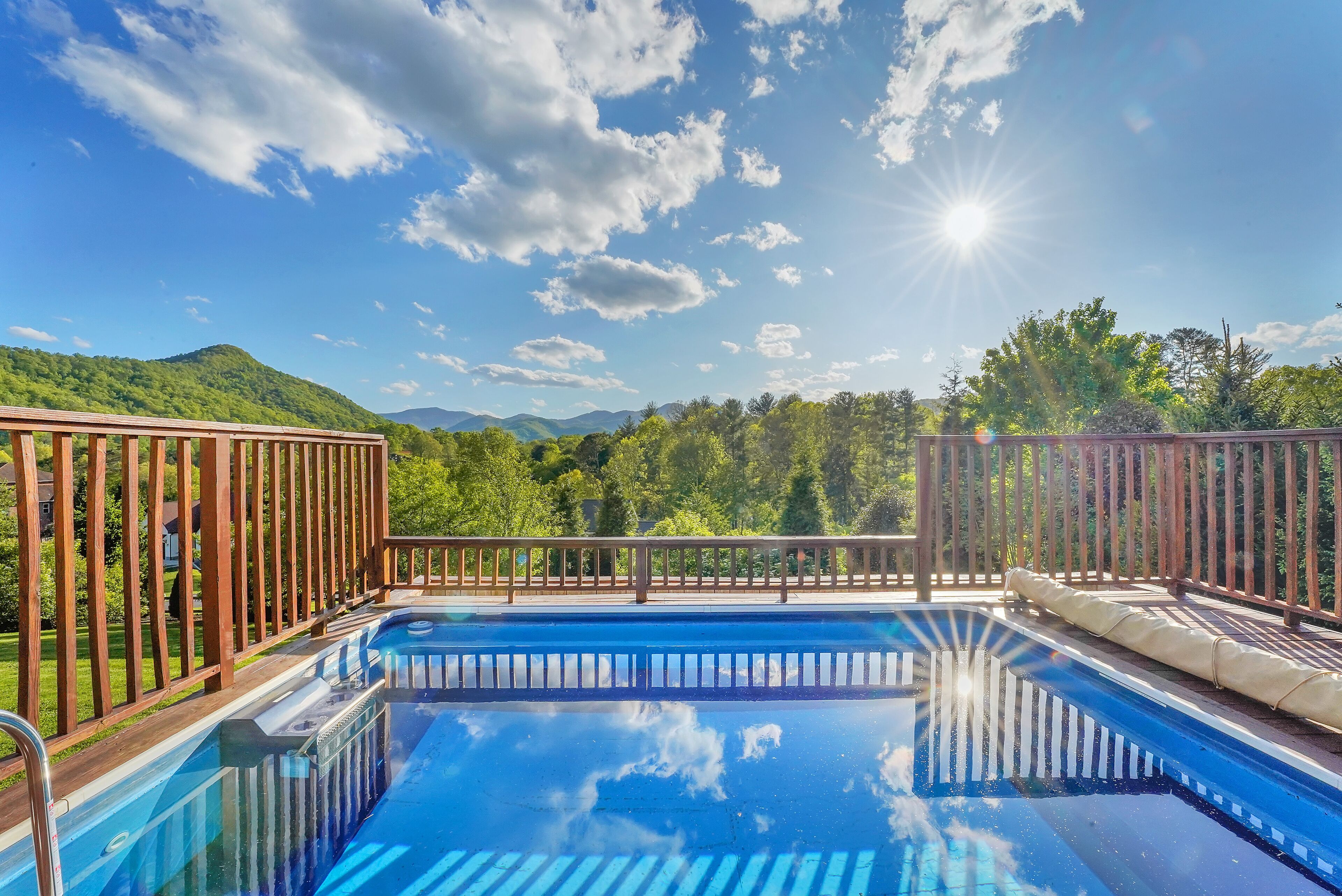 Een buitenzwembad, een verwarmd zwembad