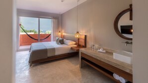 Un dormitorio moderno con cama, mesita de noche y un amplio ventanal con vistas.
