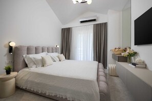 4 bedrooms, desk, iron/ironing board, free WiFi