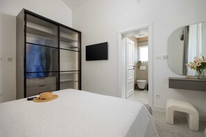 4 bedrooms, desk, iron/ironing board, free WiFi