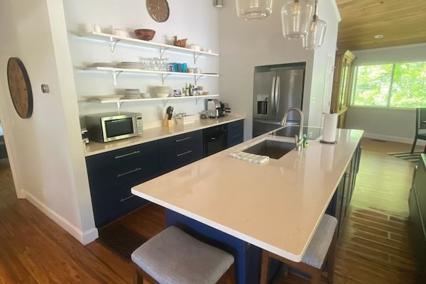 Kjøleskap, mikrobølgeovn, ovn og kokeplater