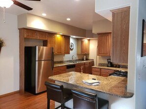 冷蔵庫、電子レンジ、オーブン、コンロ