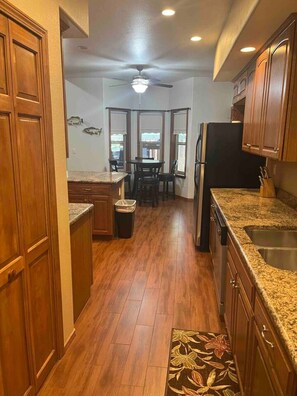 冷蔵庫、電子レンジ、オーブン、コンロ