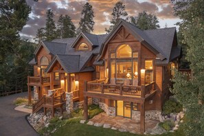 Exterior - Walking distance to downtown Breck, Stunning ski resort panorama, hot tub, foosball, arcade machine! (Breckenridge)