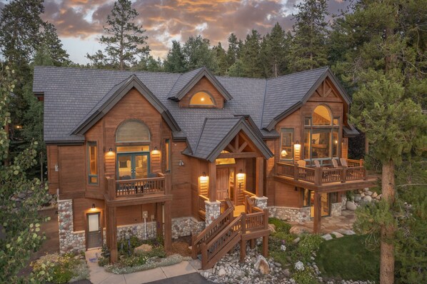 Exterior - Walking distance to downtown Breck, stunning views, hot tub, foosball, arcade! (Breckenridge)