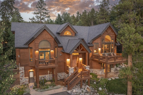 Walking distance to downtown Breck, stunning views, hot tub, foosball, arcade!