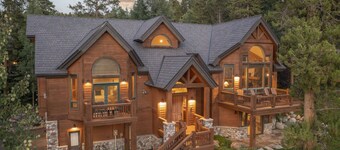 Walking distance to downtown Breck, stunning views, hot tub, foosball, arcade!