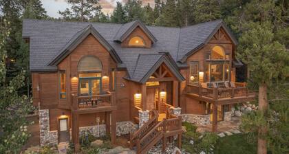 Walking distance to downtown Breck, stunning views, hot tub, foosball, arcade!