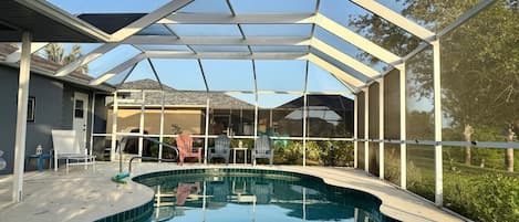 Utomhuspool och uppvärmd pool