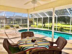 Una piscina al aire libre, una piscina climatizada