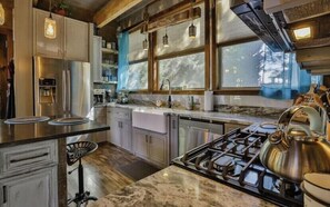 Réfrigérateur, four à micro-ondes, un four, surface de cuisson