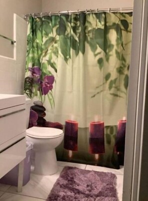 Combined shower/bathtub, towels, soap, toilet paper