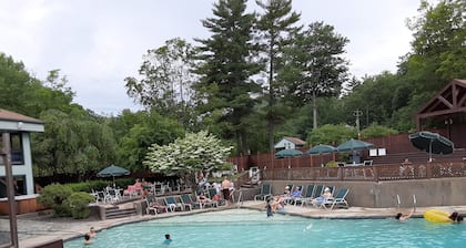 NH Ski Condo off 93 exit 28 Waterville, Cannon, Loon Hot tub pool 7+ beds