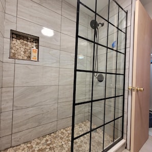 Combined shower/tub, towels, soap, toilet paper