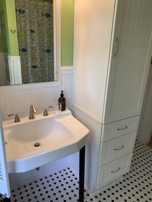 Combined shower/bathtub, hair dryer, towels, soap