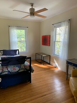 4 bedrooms, desk, iron/ironing board, free WiFi