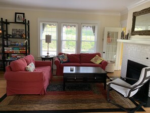 Smart-TV, Kamin, DVD-Player, Bücher