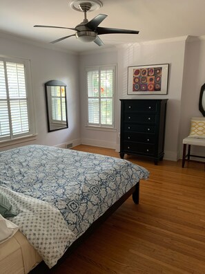 4 chambres, bureau, fer et planche à repasser, accès au Wi-Fi (inclus)