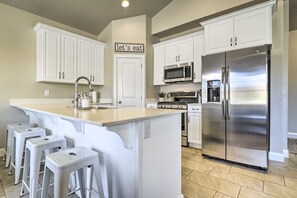 Fridge, microwave, stovetop, dishwasher - Washington Townhome w/ Patio + Resort Perks! (Washington)