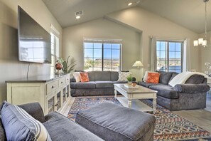 TV, DVD player, offices - Washington Townhome w/ Patio + Resort Perks! (Washington)