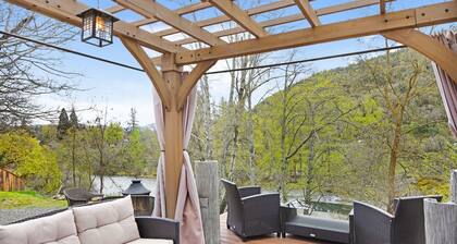 The Sleepy Canoe - A Cozy River front house near everything in Southern Oregon
