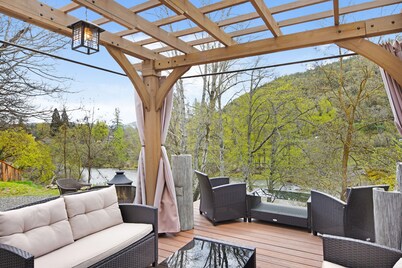 The Sleepy Canoe - A Cozy River front house near everything in Southern Oregon