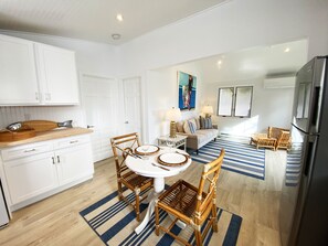 Interior - Edgartown Designer Cottage between Town & Beach. (Edgartown)